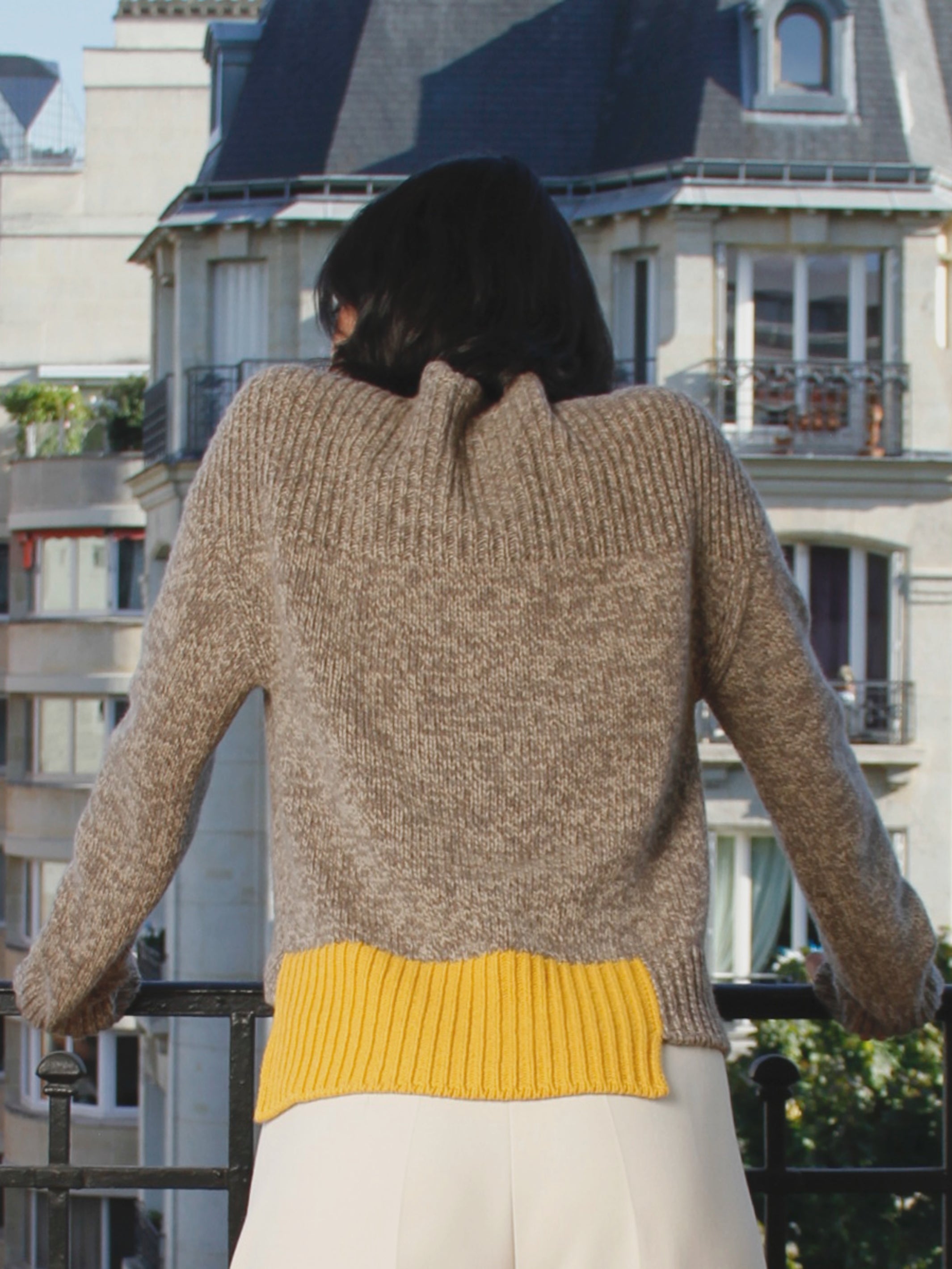 Chunky sweater with a twist in regenerated cashmere